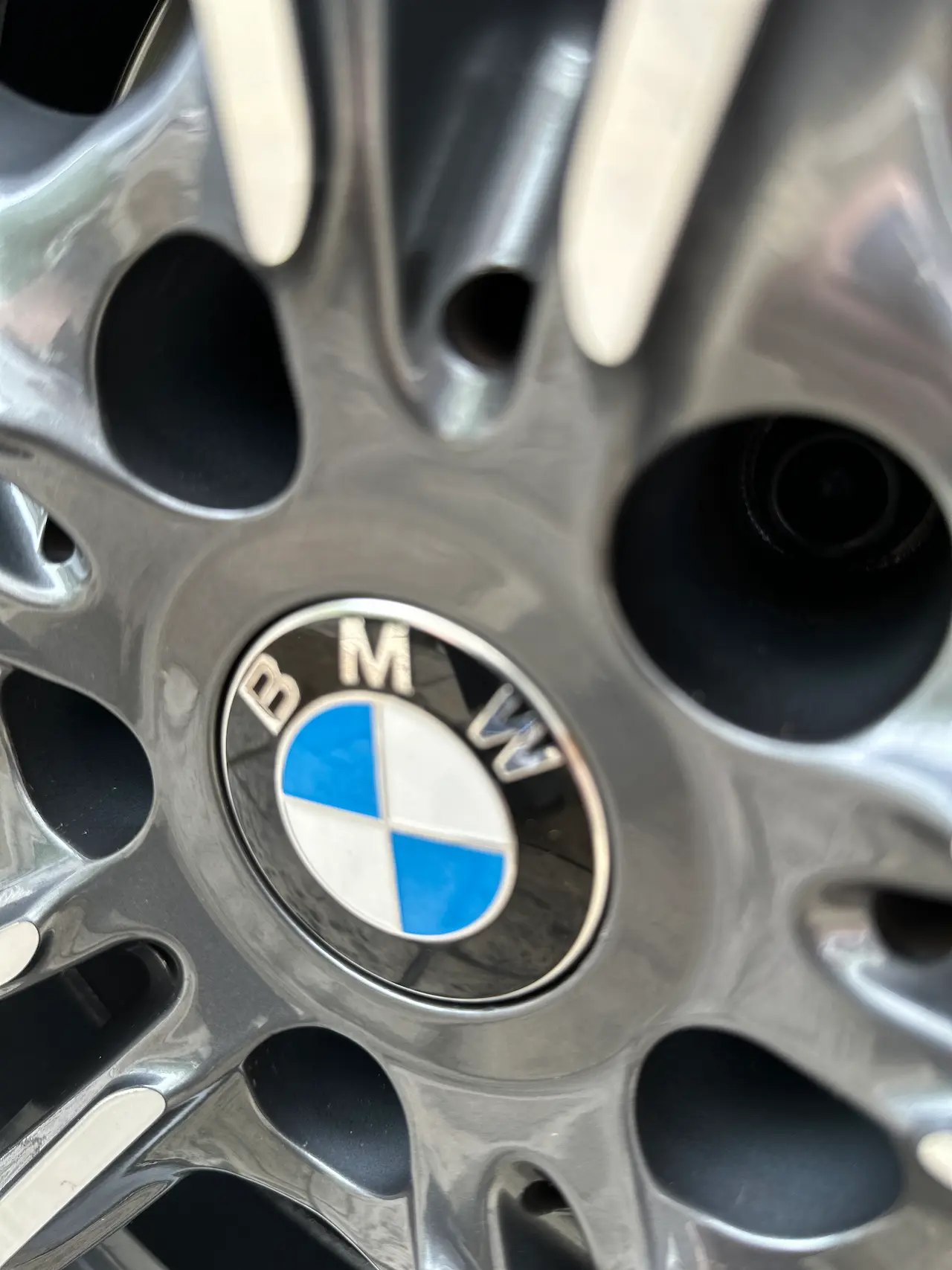 外車のタイヤは外側からボルトで締め付けてある