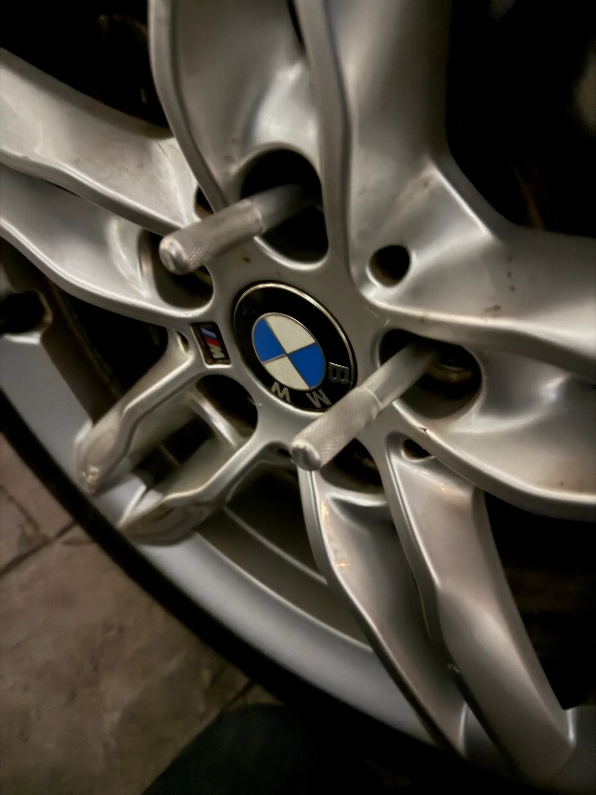 国産車のように、「車側に棒を仮につけておく」ガイドバー